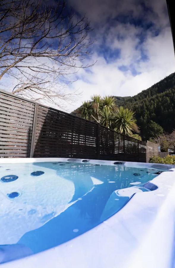 Classy Cabin - In Town - Spa Pool Queenstown Bagian luar foto
